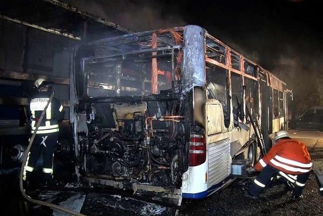 Linienbus in Seelbach brennt komplett aus – war es Brandstiftung?