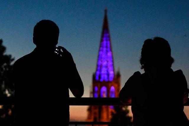 Fotos: Am Wochenende strahlte der Mnsterturm in verschiedenen Farben