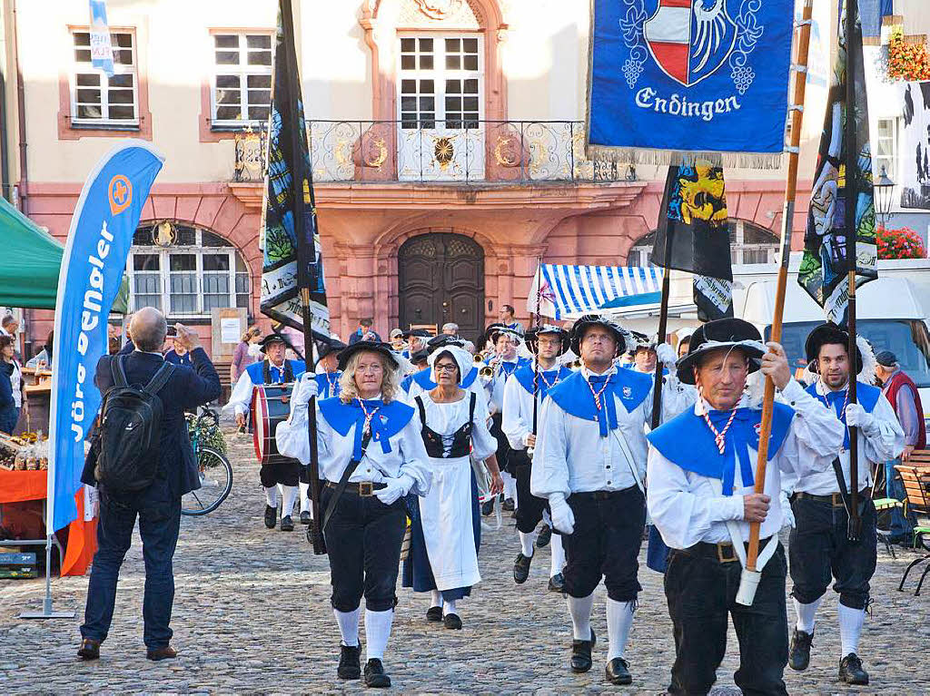 Endingen zeigt Flagge 2018: Der Brgerwehr-Spielmannszug zieht zur Erffnung ber den Marktplatz.