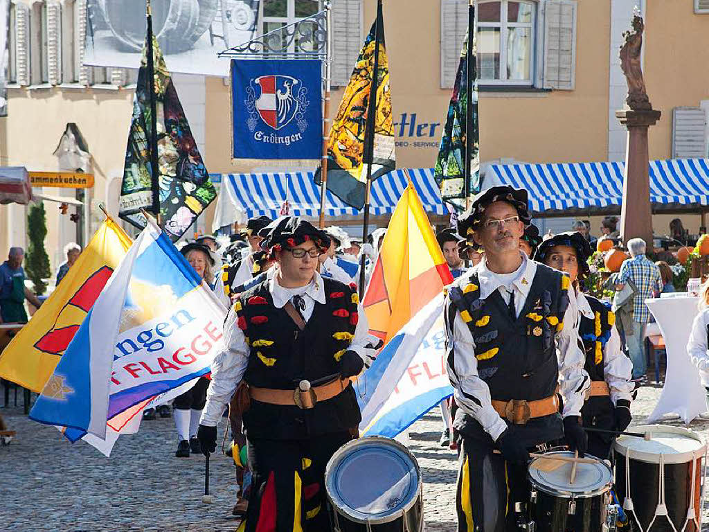 Endingen zeigt Flagge 2018: Fahnenschwinger aus Rastatt und der Endinger Brgerwehr-Spielmannszug
