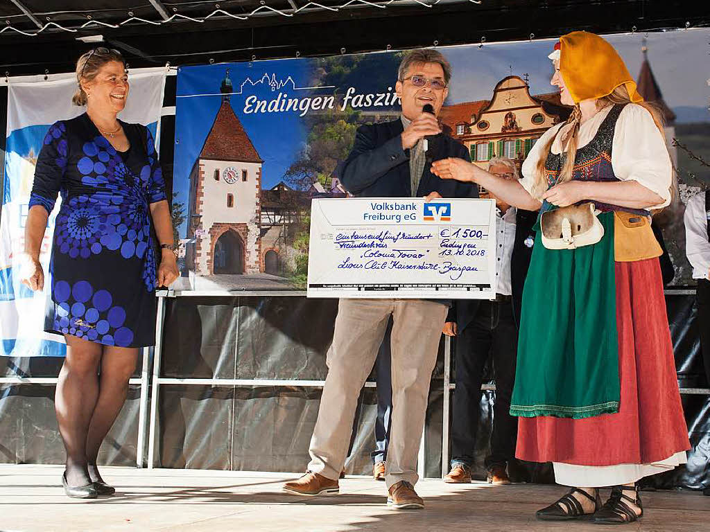 Endingen zeigt Flagge 2018: Einen Spendenscheck gab es fr den Freundeskreis der Colonia Tovar von Vertreterinnen des Lions-Clubs. Die Erffnungsgste stockten die Spende auf.