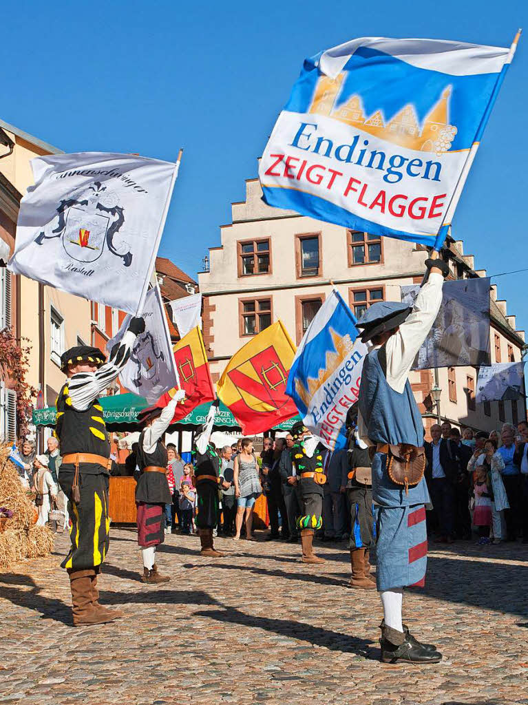 Endingen zeigt Flagge 2018: Die Fahnenschwinger aus Rastatt zeigten ihre Flaggenknste zur Erffnung am Samstag auf dem Marktplatz.