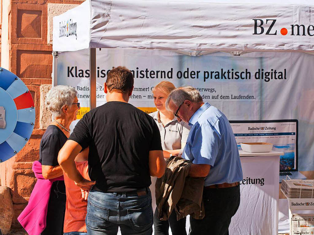 Endingen zeigt Flagge 2018: Informationen und ein Glcksrad lockten am Stand der Badischen Zeitung auf dem Marktplatz.