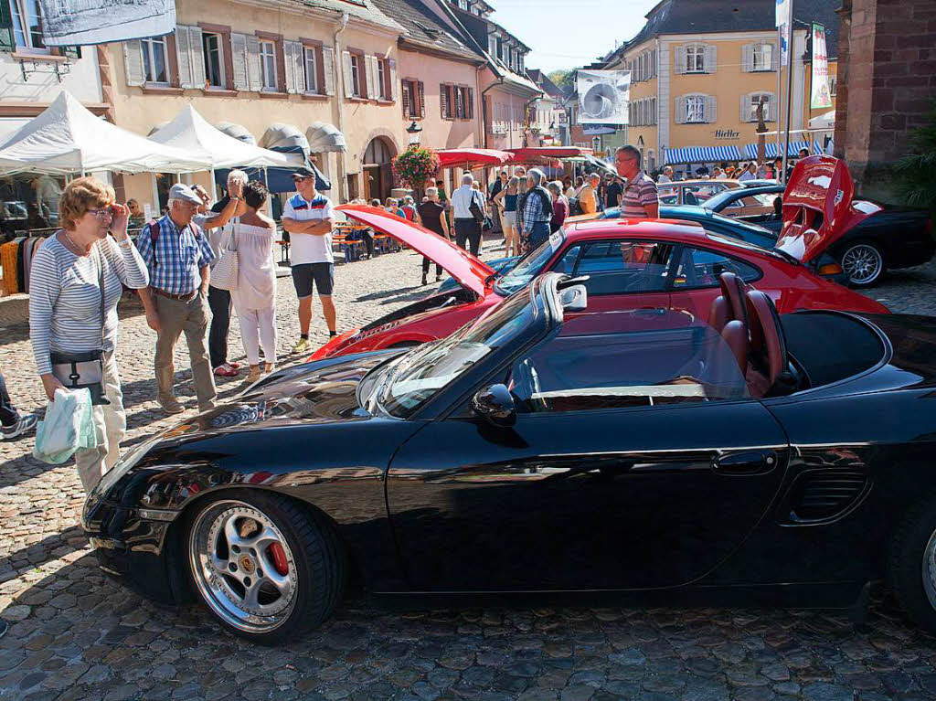 Endingen zeigt Flagge 2018: Hingucker auf dem sdlichen Marktplatz waren die ausgestellten Porsche-Sportwagen.