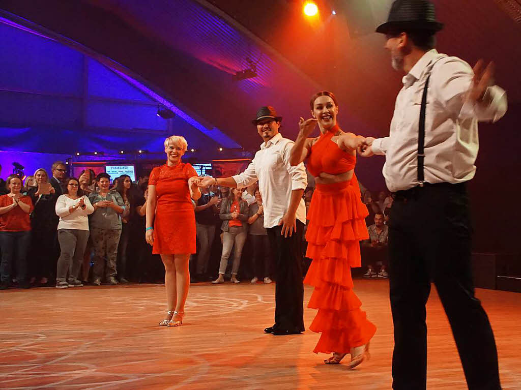 Endingen zeigt Flagge: Sabrina Luther (von links) und Erich Klann, Oana Nechiti und Andr Luther begeisterten als Lehrer und Schler mit einer erfolgeichen Tanzshow.