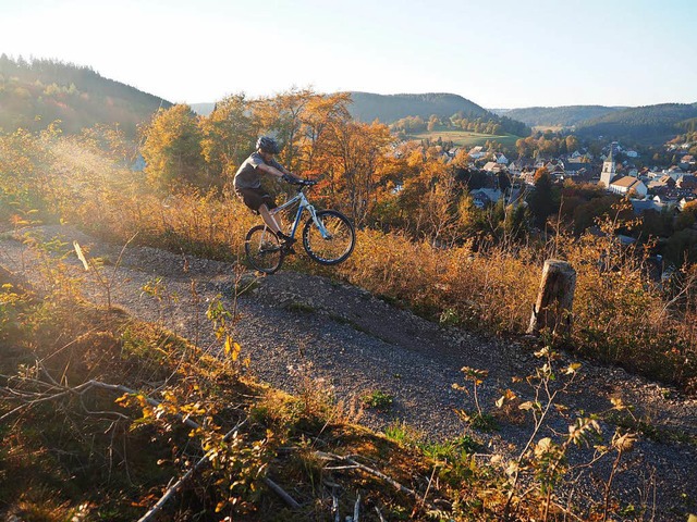 Sprung hoch ber Lenzkirch: Der Trail ..., sondern auch einen schnen Ausblick.  | Foto: Susanne Gilg