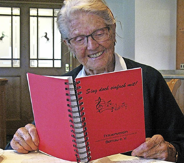 Eine 91 Jahre alte Besucherin aus Bern...n Sngerinnen und Sngern dazugesellt.  | Foto: Ulrike Spiegelhalter