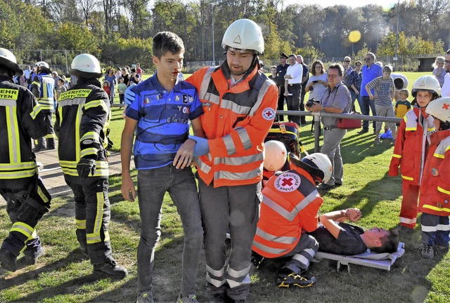 Feuerwehr und Rotes Kreuz arbeiteten bei der bung gut zusammen.   | Foto: Andrea Steinhart