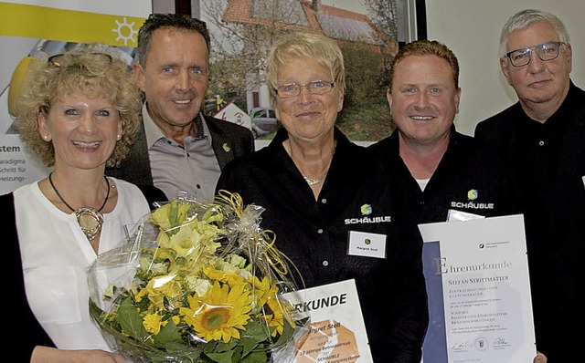 Treue Mitarbeiter: Kreishandwerksmeist...und Ilse Degout (links) gratulierten.   | Foto: Charlotte Frse