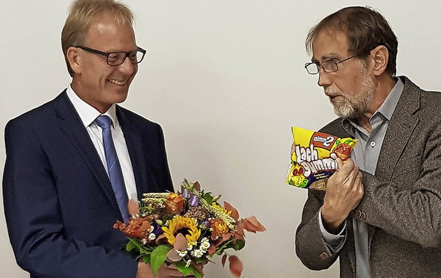 Jrgen Lieser (rechts) hat fr Jrg Ki...neben Blumen auch Lachgummi im Gepck.  | Foto: Julius Steckmeister