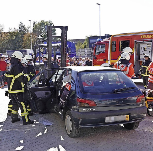 Schn, wenn die Rettung aus dem Fahrze... Showeinlage am Schopfheimer Helfertag  | Foto: Hans-Jrgen Hege