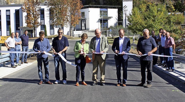 Vertreter des Kreistages, des Landrats...hr)  die Brcke offiziell dem Verkehr.  | Foto: Cremer