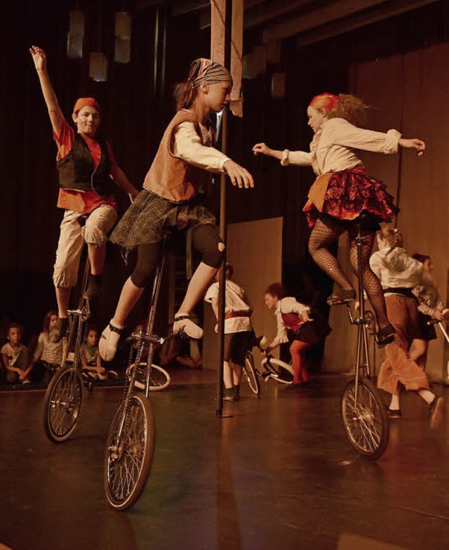 Kunststcke auf dem Einrad bildeten ei...kte bei der Zirkus-Harlekin-Premiere.   | Foto: Rita Eggstein