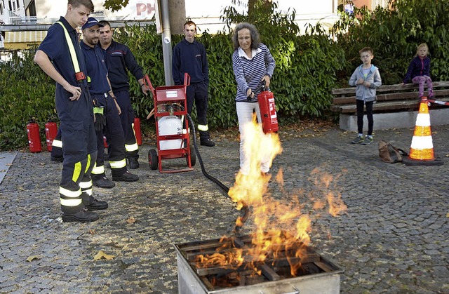 Die Freiwillige Feuerwehr Weil veranst...gine Ounas-Krusel probierte es aus.    | Foto: Uko Ounas