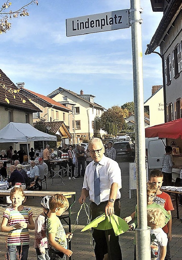 Ortsvorsteher Klaus Girstl enthllt das Schild.  | Foto: wolfgang beck