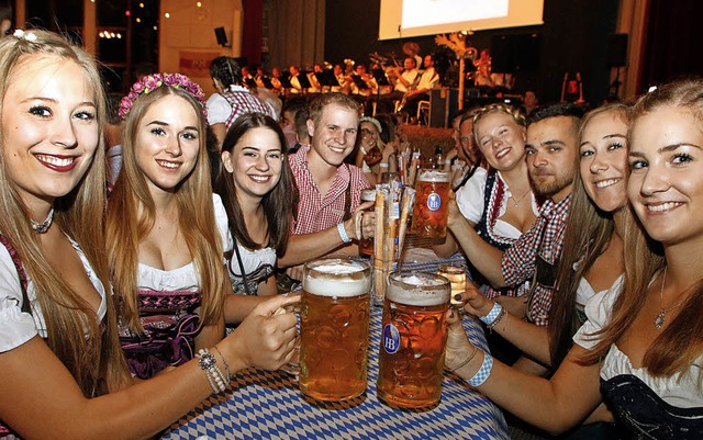 Ausgelassene Stimmung beim gut besuchten Oktoberfest   | Foto: Heidi Fssel