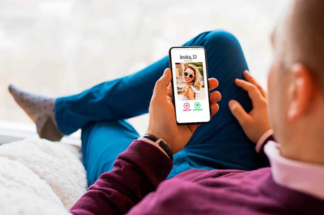 Liebespartner suchen, das geht heute auch vom Sofa aus: Mann mit Dating-App   | Foto: adobe.com (2)