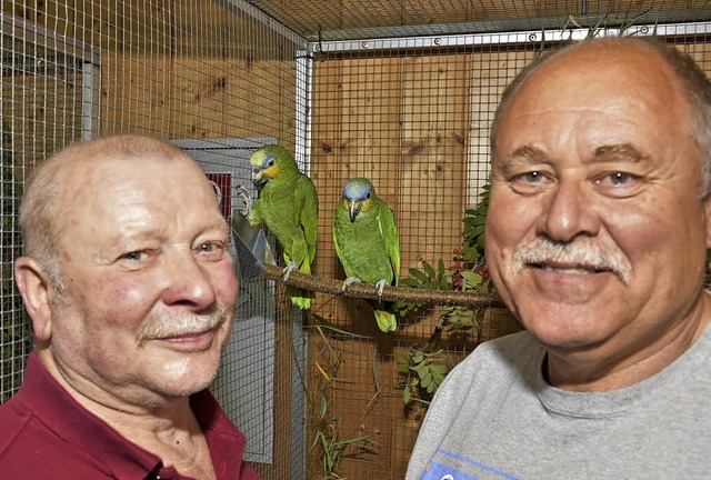 Einheimische und exotische Vgel gab e... sich ber das rege Besucherinteresse.  | Foto: Dieter Erggelet