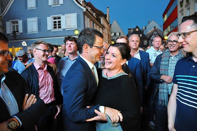Nach der OB-Wahl in Offenburg 2018 uma...ieger Marco Steffens  seine Frau Anne.  | Foto: Helmut Seller