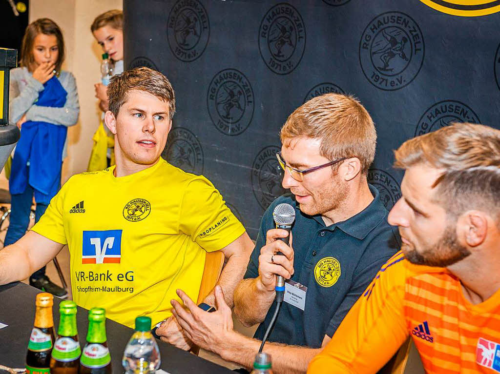 Trainerplausch bei der Pressekonferenz: RG-Trainer Florian Hassler, Mike Mhlemann (RG-Marketing) und TuS-Trainer Florian Philipp (von links)