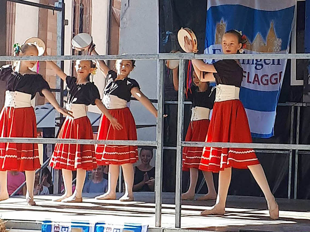 Endingen zeigt Flagge: Auf der Showbhne am Marktplatz war allerhand geboten. Im Bild Kinder der Ballettschule Susan P. Kupitz beim Tanz „Tarantella“.