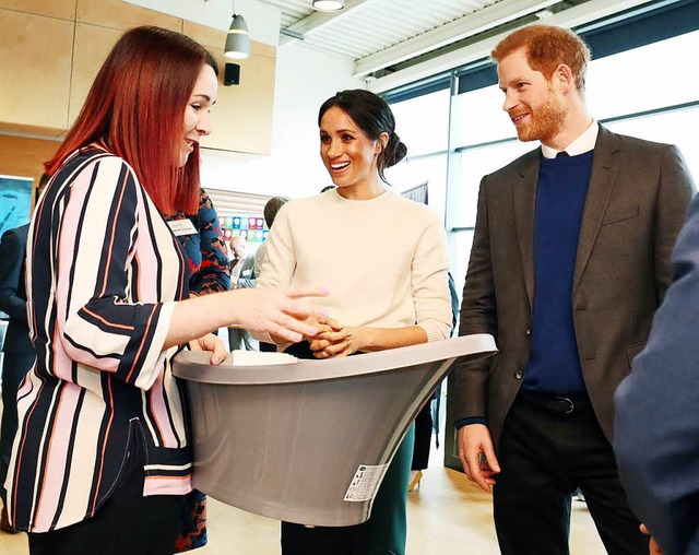 Sinead Murphy (l) von Shnuggle, Herste...Herzogin Meghan Markle eine Babywanne.  | Foto: dpa