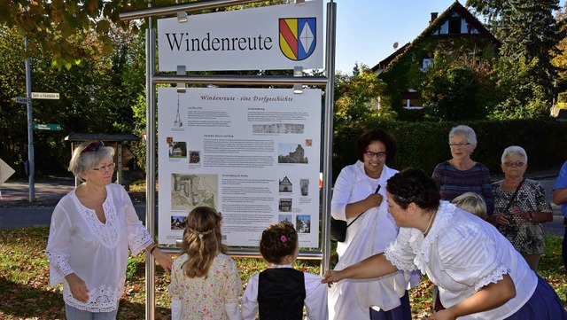 Die Tafel mit der  Ortschronik von Windenreute wurde von zwei Kindern enthllt.  | Foto: Hans Meidhof