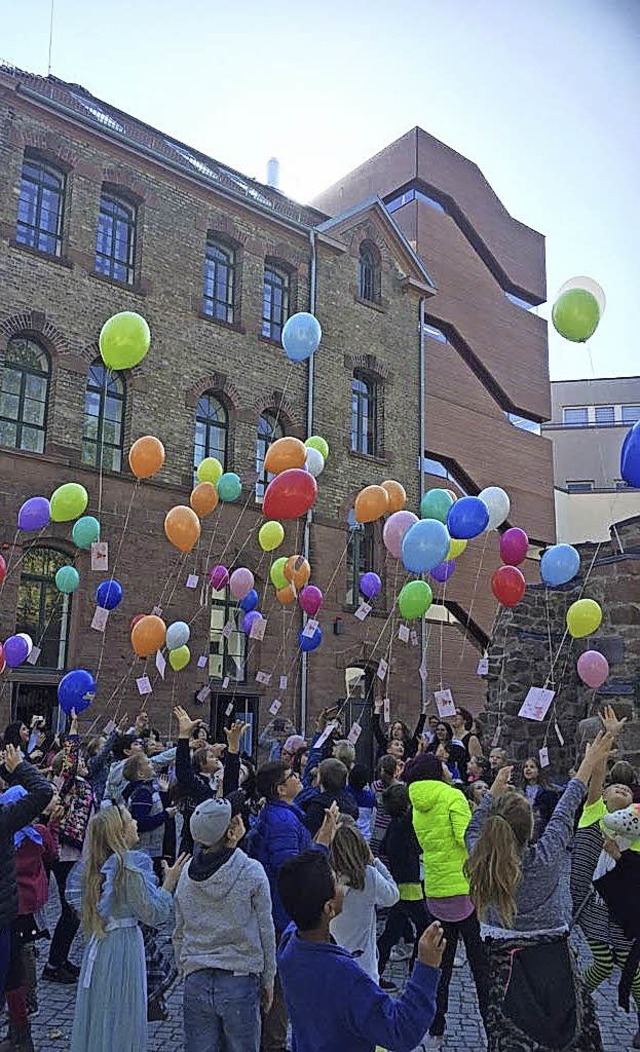 Lesetipps lieen die Kinder an Luftballons in den Himmel  steigen.   | Foto: Stadt Lahr