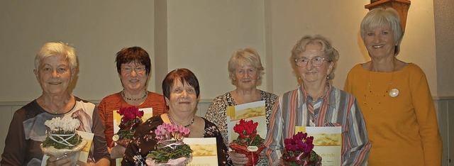 Die anwesenden Geehrten (von links): E...eiter, Hildegard Gndig (Vorsitzende)   | Foto: Barbara Rderer