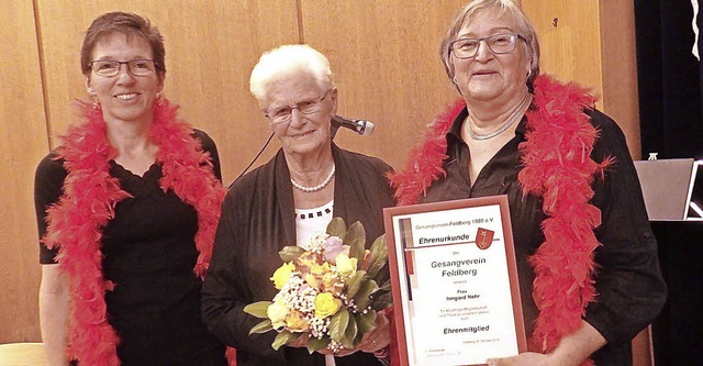 Irmgard Herr (Mitte) nimmt Glckwnsch...n Margarete Schmid (rechts) entgegen.   | Foto: Bianca Flier