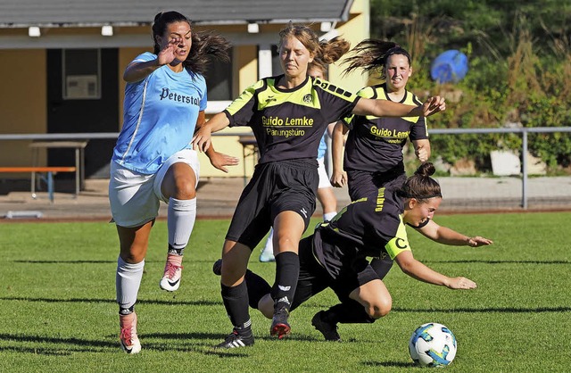 Beim FC-Neuenburg (hier in den dunklen...der Frauenfuball in Schwung gekommen.  | Foto: Geiger