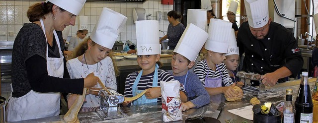 Mit Tim Santo (rechts) machte der Kochkurs den  Kindern viel Spa.   | Foto: Adelbert Mutz