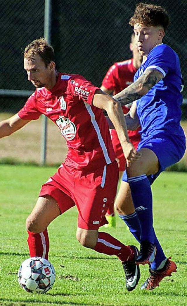 <BZ-FotoAnlauf>Bezirksliga: </BZ-FotoA...gener (links)  ist weiter torhungrig.   | Foto: Nadine Linder