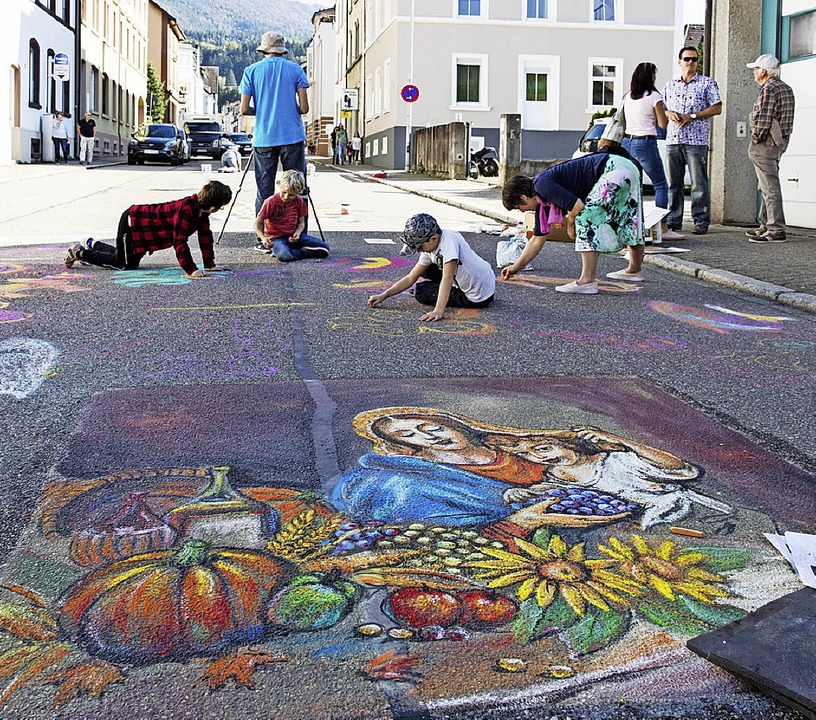 Straenmalkunst, Kunsthandwerk und off...Mischung, die viele Besucher anlockte.  | Foto: Gabriele Zahn
