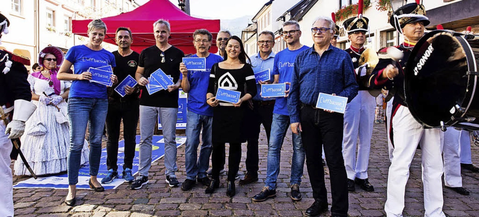 Vertreter des Zweitlerland-Tourismus,...er Historischen Brgerwehr Waldkirch.   | Foto: Fotos: Gabriele Zahn