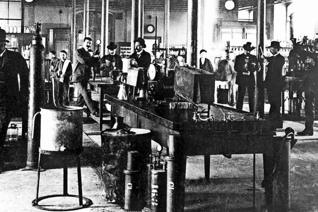 Blick in ein Labor der BASF um 1914. W...ittel waren damals noch nicht blich.   | Foto: dpa