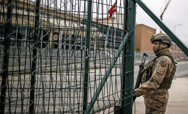 Ein trkischer Soldat bewacht einen Ge... der Deutsche Deniz Ycel inhaftiert.   | Foto: DPA