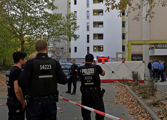 Der Tatort vor einem Hochhaus in Berlin   | Foto: dpa