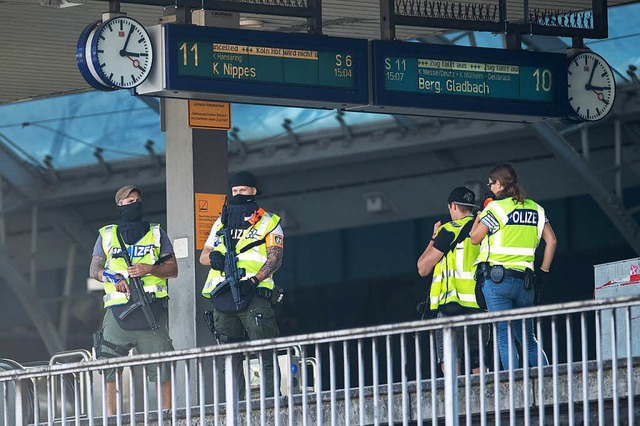 Polizisten  auf einem Bahnsteig des Klner Hauptbahnhofs am Montag.  | Foto: dpa