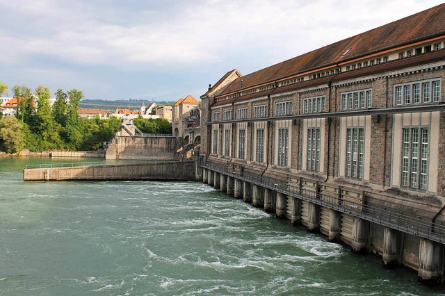 Das Laufwasserkraftwerk in Laufenburg ...jhrlichen Stromproduktion hinterher.   | Foto: Privat