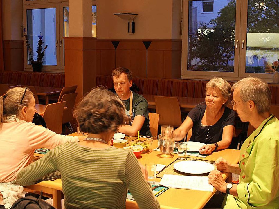 Nach dem kochen wird in der veganen Kochschule gegessen  | Foto: Leona Strohm