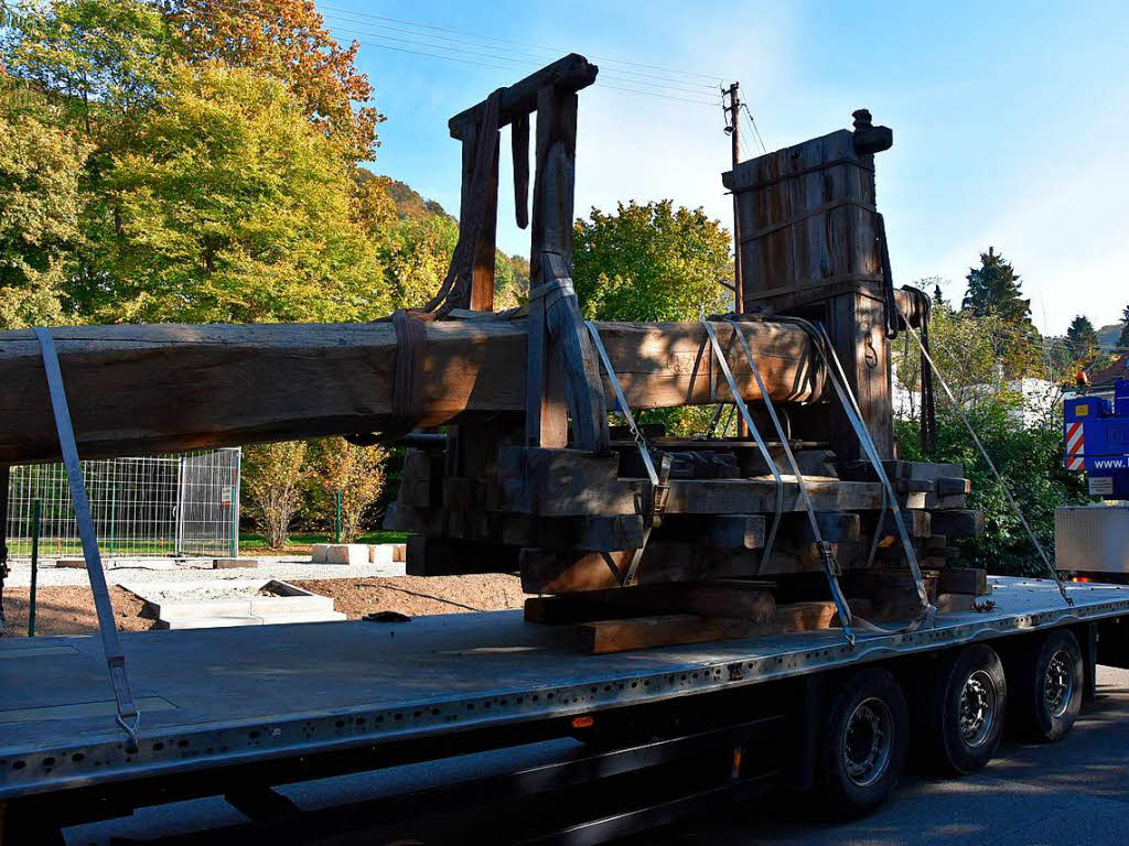 Per Tieflader wurde die acht  Tonnen schwere Trotte von den Winkelmatten in den Rosengarten gebracht
