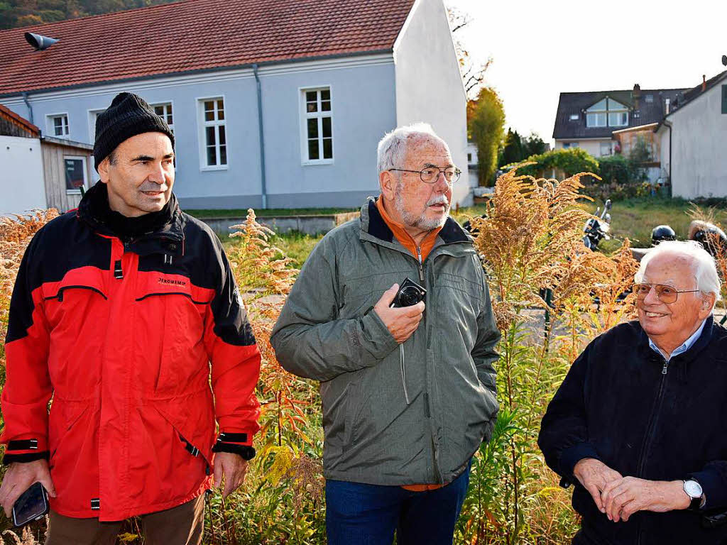 Kritische Beobachter beim Aufladen der Trotte (von links):  Besitzer Friedrich Richter, Helmut Bauckner und Erhard Richter