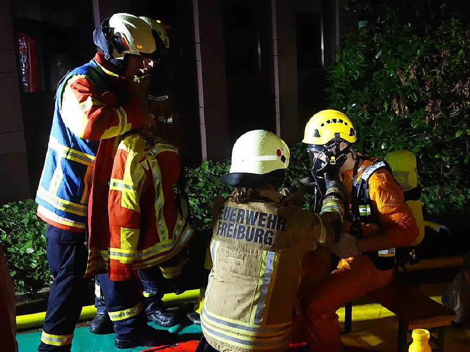 Feuerwehrleute bei einer bung in Gundelfingen  | Foto: Freiwillige Feuerwehr Freiburg
