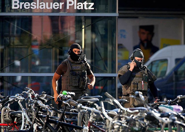 Polizisten beim Groeinsatz vor dem Klner Hauptbahnhof.  | Foto: dpa
