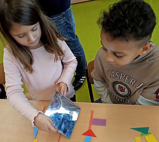 Lernen im offenen Klassenzimmer im Bil...ergartenkind das Phnomen Spiegelung.   | Foto: Schule (1)/Decoux-Kone (1)/ Singler (1)