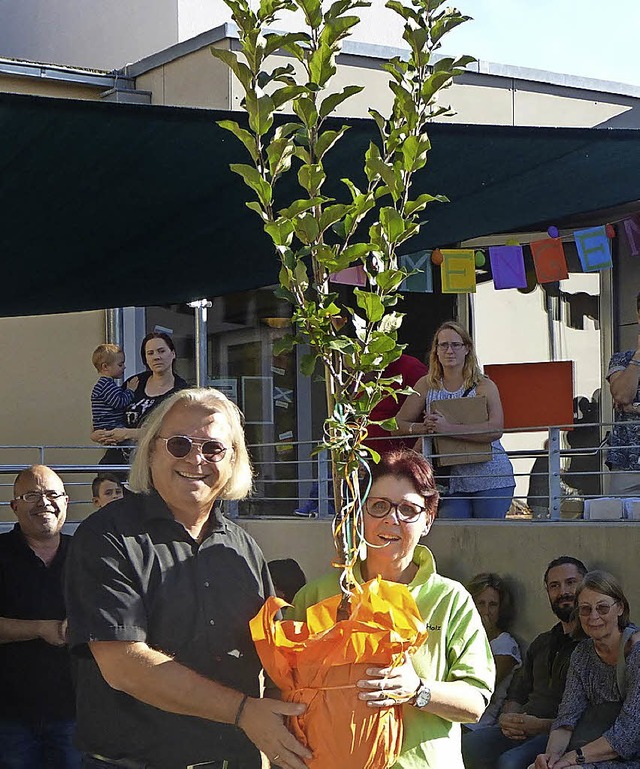 Ein Apfelbumchen schenkte Richard Stoll Kita-Leiterin Gudrun Holz.   | Foto: Freyer