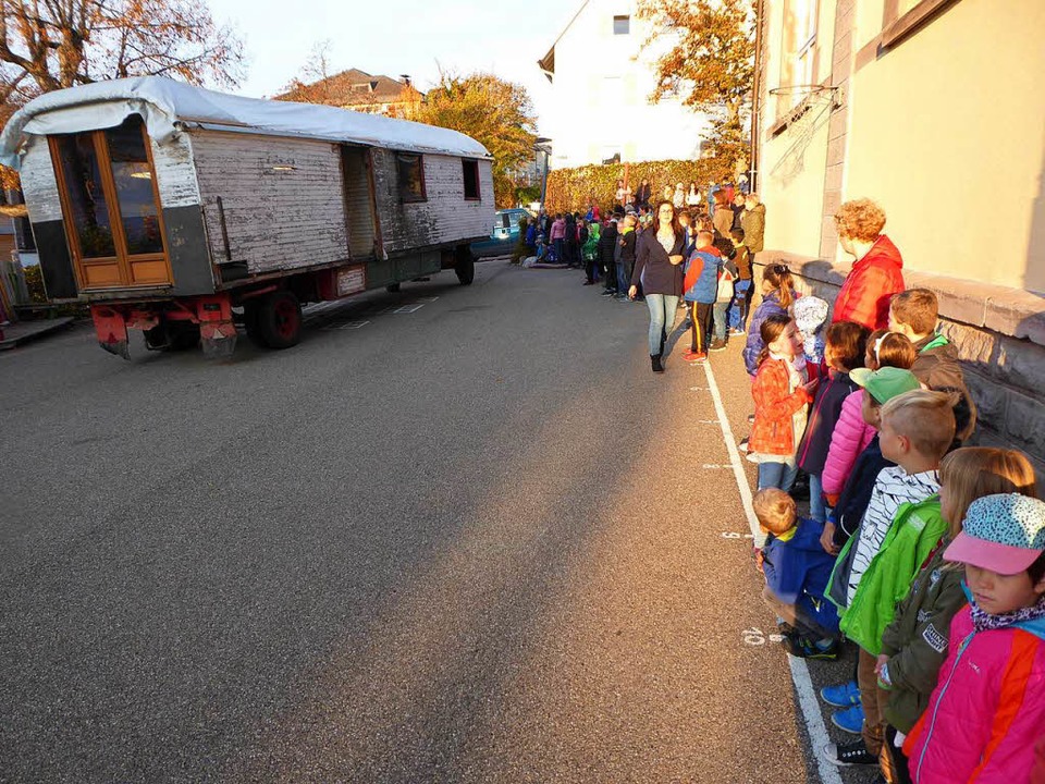 Der Zirkuswagen rollt auf den Schulhof.  | Foto: Peter Stellmach