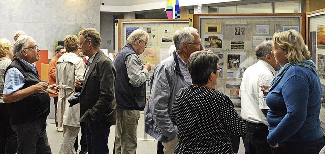 Viel  Interesse fand die Ausstellung d... die in der Sparkasse erffnet wurde.   | Foto: Oliver Schmidt