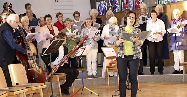 Der kumenische Chor mit Dirigentin un...f umrahmte den Abschiedsgottesdienst.   | Foto: Dieter Maurer